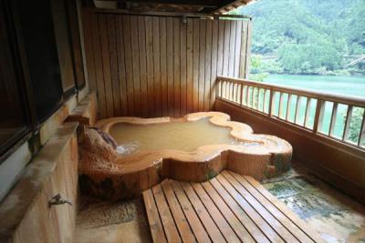 「入之波温泉 山鳩湯」の露天風呂
