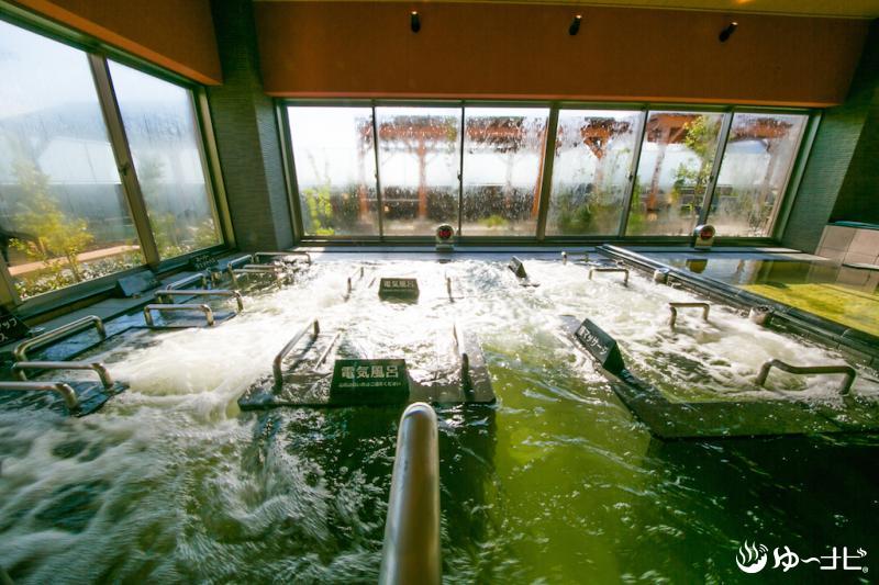 潮芦屋温泉スパ水春の内風呂にある回遊風呂（シェイプアップバス、スーパージェットバス、電気風呂など）