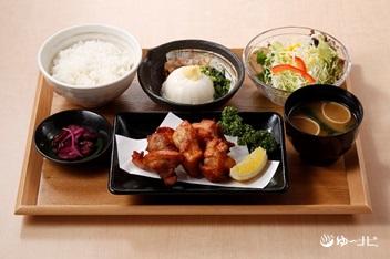 お食事処の唐揚げ定食