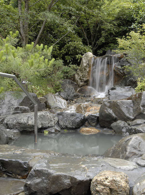 滝の湯の露天風呂の山河の湯