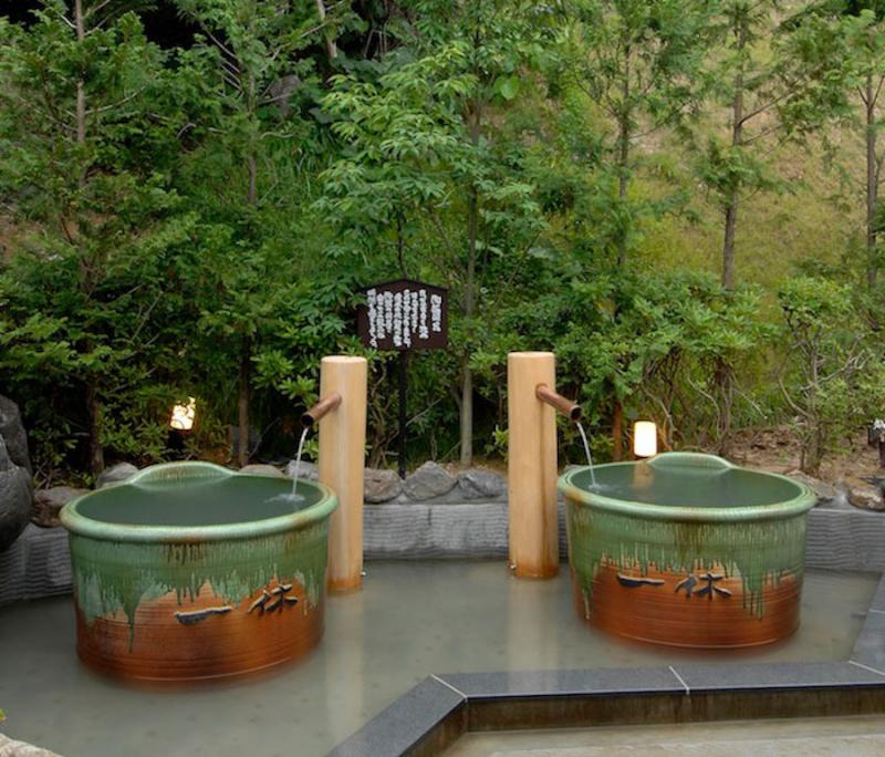 滝の湯の露天風呂の陶器風呂