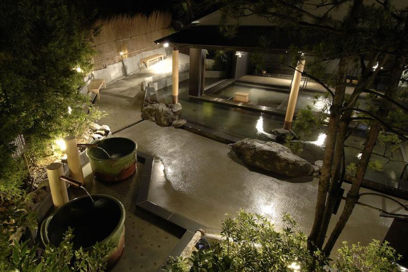 滝の湯の夜の露天風呂の様子