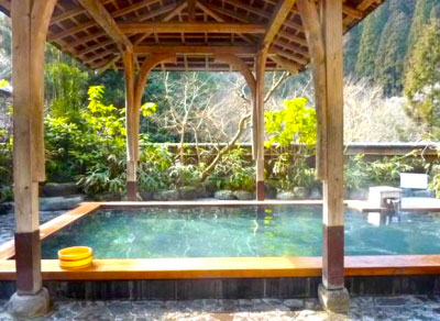 京都鞍馬「くらま温泉」の露天風呂の様子