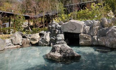 ネスタリゾート神戸内にある「天然温泉 延羽の湯 野天閑雅山荘」の露天風呂