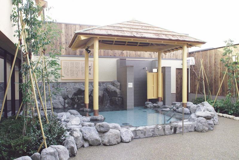 「天然温泉 千寿の湯」の露天風呂の様子