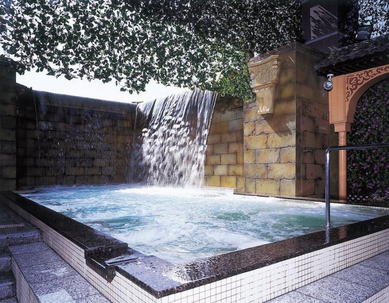 ヨーロッパゾーンの「スペイン」の露天風呂、足湯です。